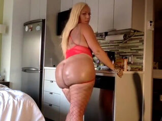 Whooty mummy with large bootie posing. Unexperienced web cam
