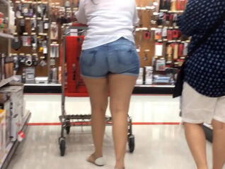 Latina Plus-size Teenage knew how to walk with the cart!!